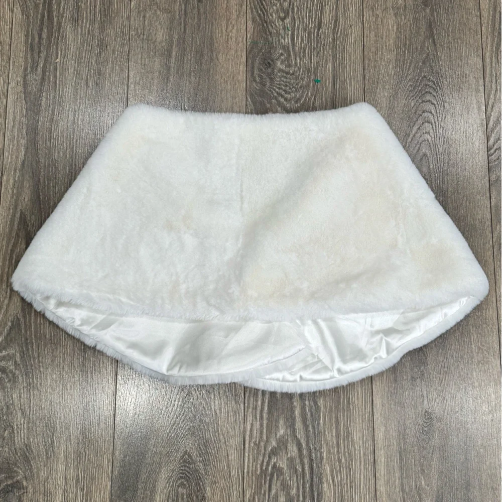 Chic White Faux Fur Wrap - Picture 2 of 4